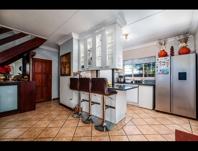 4 BEDROOM TOWNHOUSE TO LET IN SUNDOWNER
